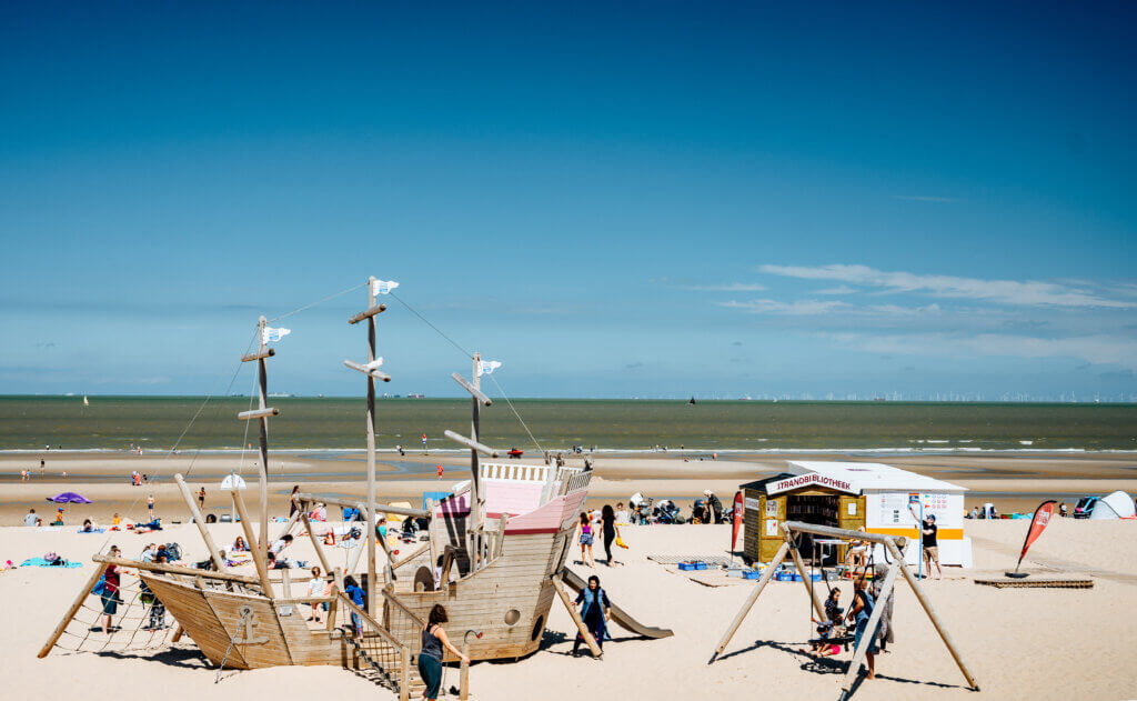 Piratenschiff am Strand von De Haan Piratenschiff am Strand von De Haan
